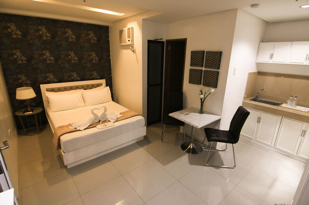 Baymont Suites&Residences Paranaque City Extérieur photo