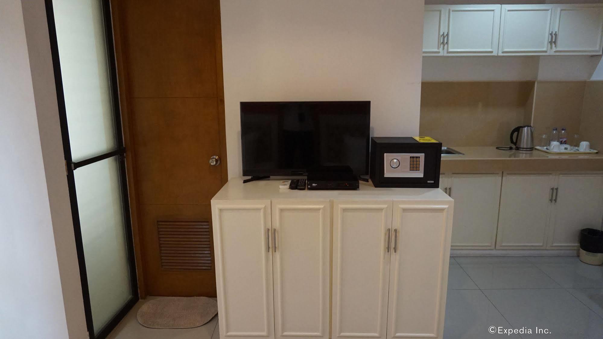 Baymont Suites&Residences Paranaque City Extérieur photo