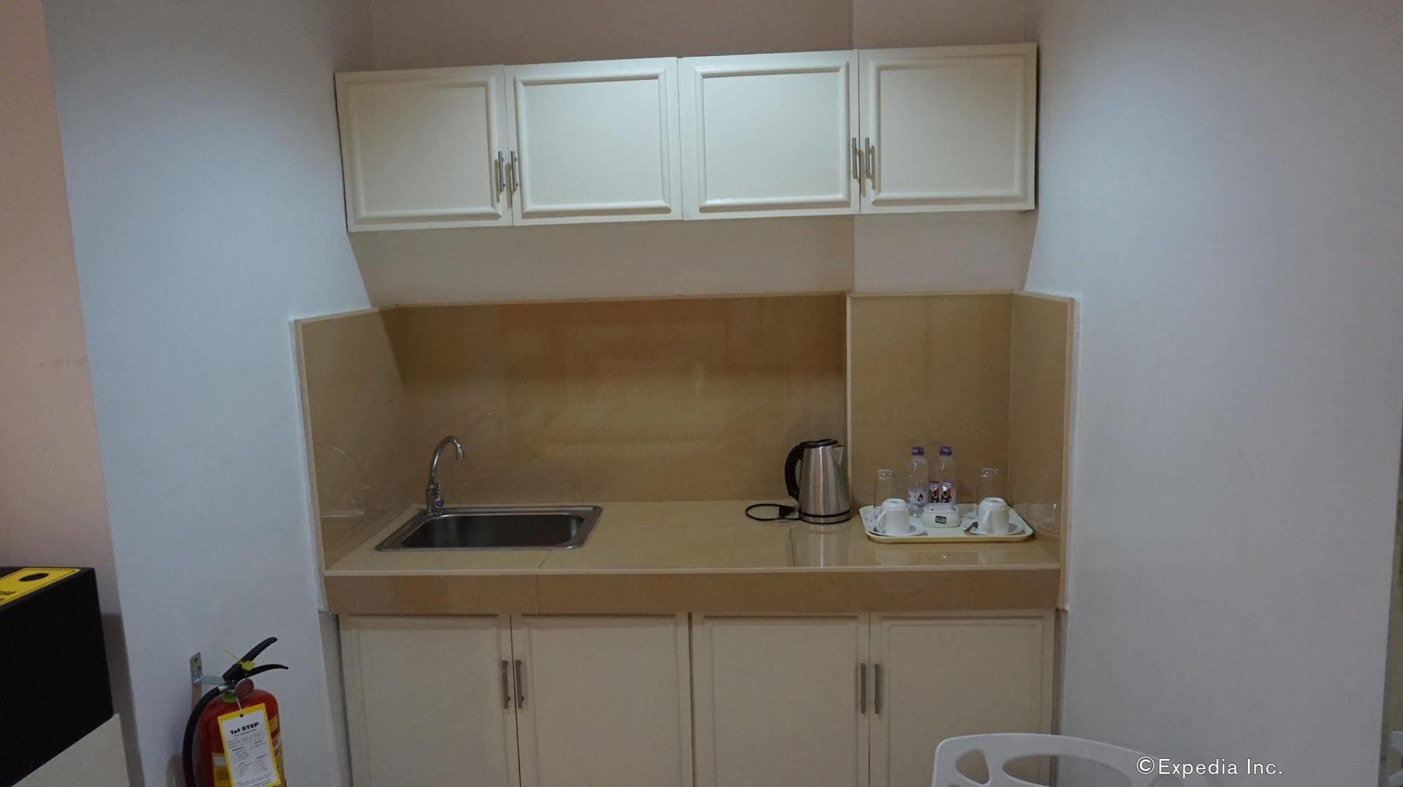 Baymont Suites&Residences Paranaque City Extérieur photo
