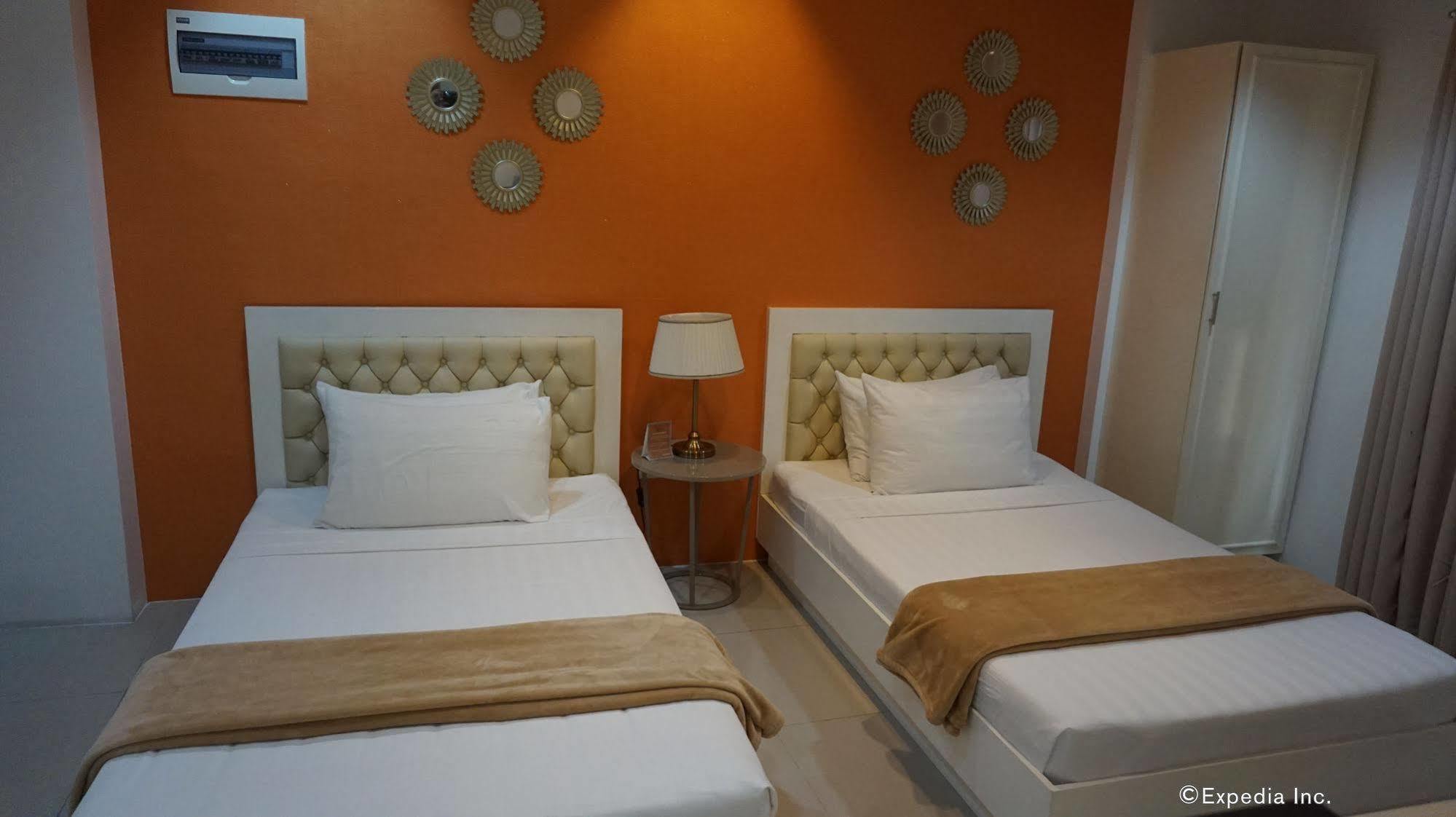Baymont Suites&Residences Paranaque City Extérieur photo