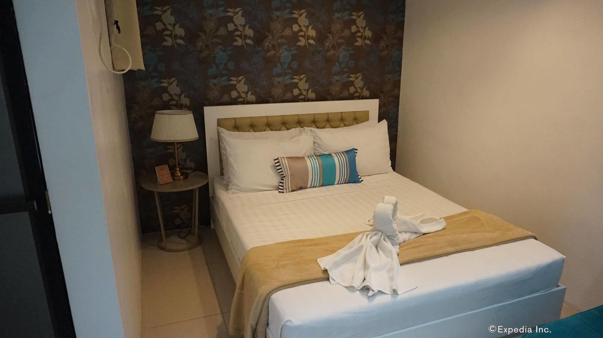 Baymont Suites&Residences Paranaque City Extérieur photo