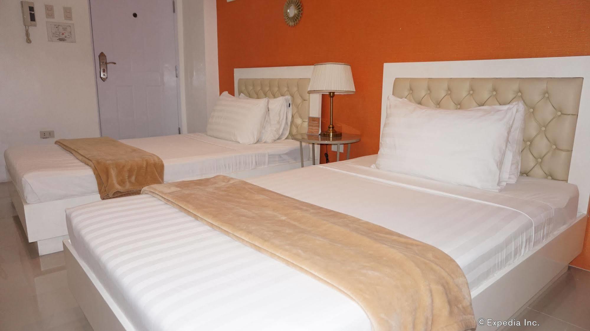 Baymont Suites&Residences Paranaque City Extérieur photo