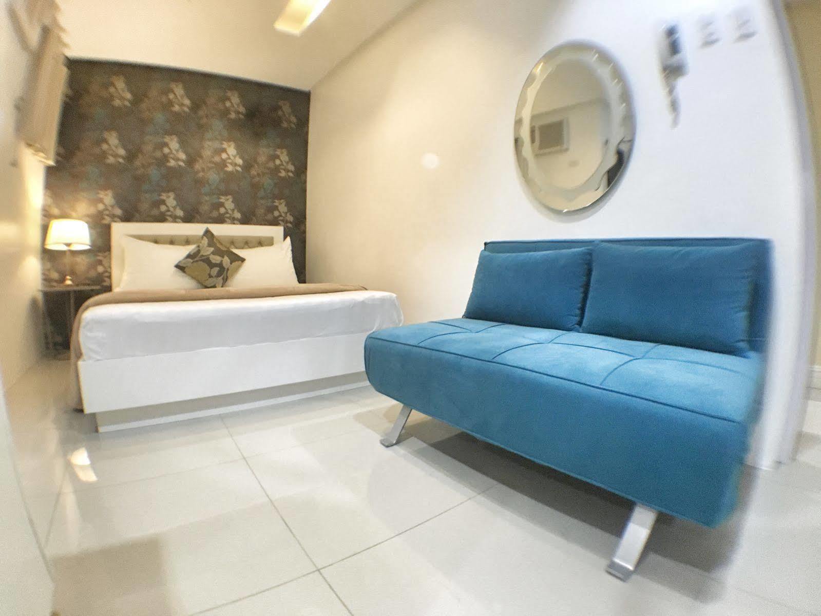 Baymont Suites&Residences Paranaque City Extérieur photo